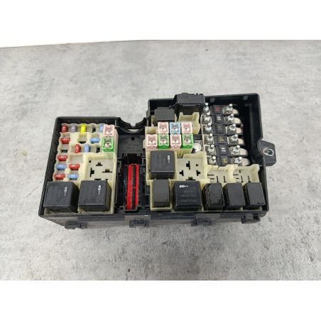 SKRZYNKA BEZPIECZNIKÓW ZEWNĘTRZNA VOLVO V50