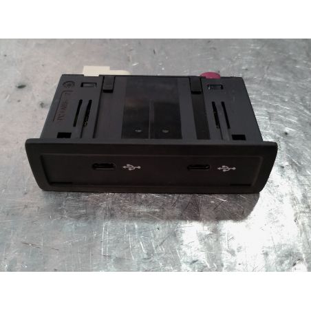 GNIAZDO USB MERCEDES-BENZ A-KLASA W177 1.3 TB 2020 A2478204002 